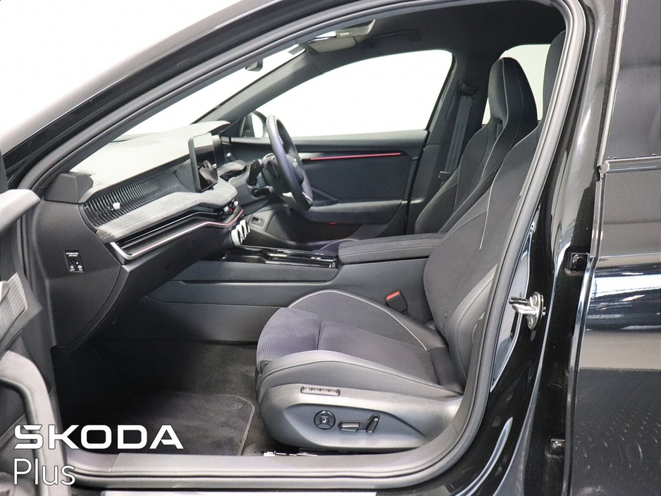 2025 Skoda Superb - image 4