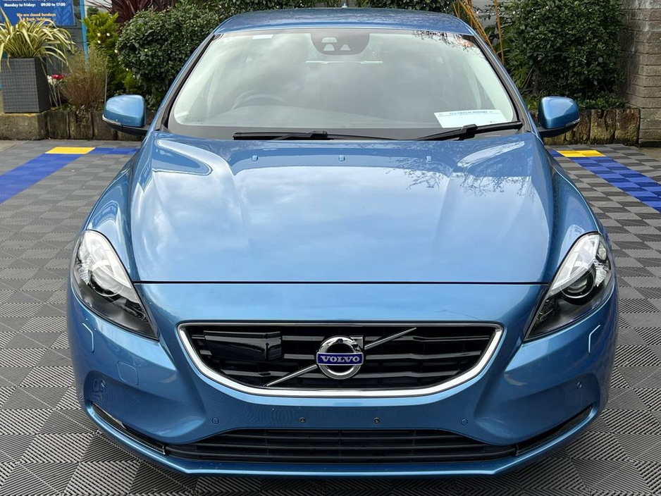 2016 Volvo V40 - image 14