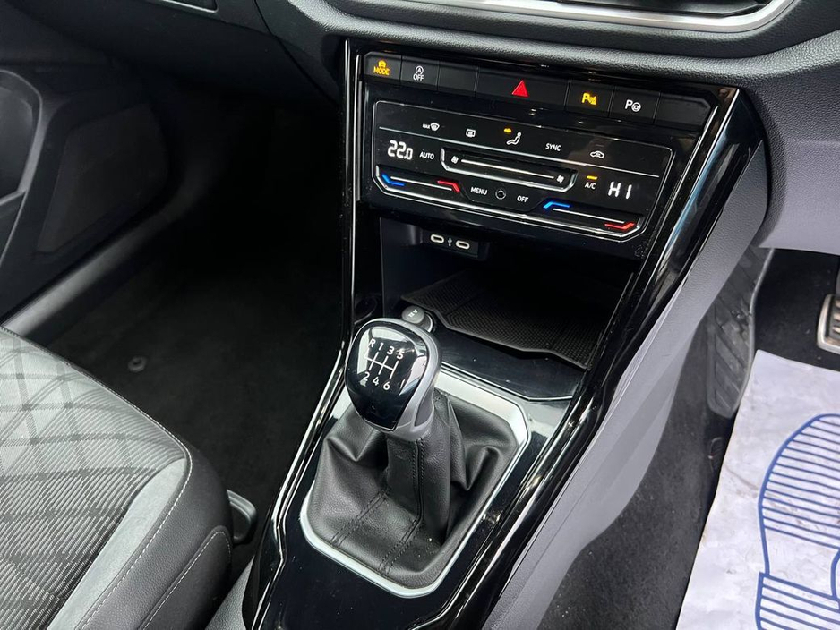 2023 Volkswagen T-Roc R-LINE 1.0 TSI // APPLE CARPLAY/ANDROID AUTO // DIGITAL CLUSTER // 17" R-LINE ALLOYS €27,900