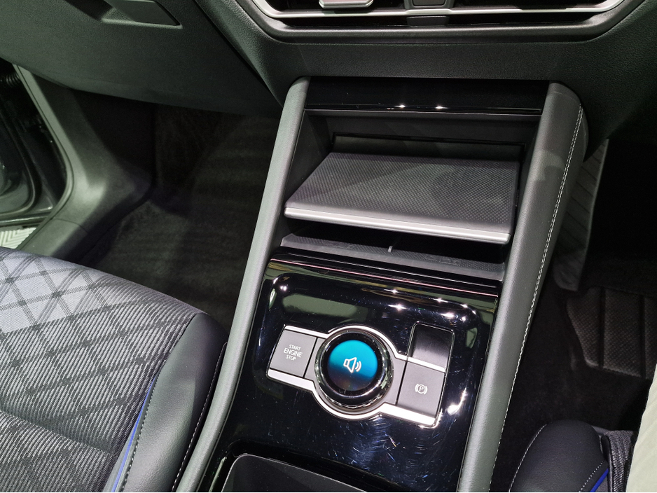 2025 Volkswagen Tiguan 1.5TSi PHEV R-LINE AUTOMATIC **ONE OWNER / NEW MODEL / APPLE CARPLAY / ADAPTIVE CRUISE CONTROL / BLIND SPOT ASSIST / HEATED & MASSAGE FRONT SEATS / HEATED STEERING WHEEL / WIRELESS PHONE CHARGING** €50,900