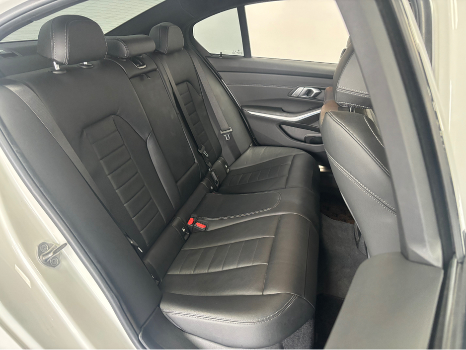 2021 BMW 3 Series - image 12