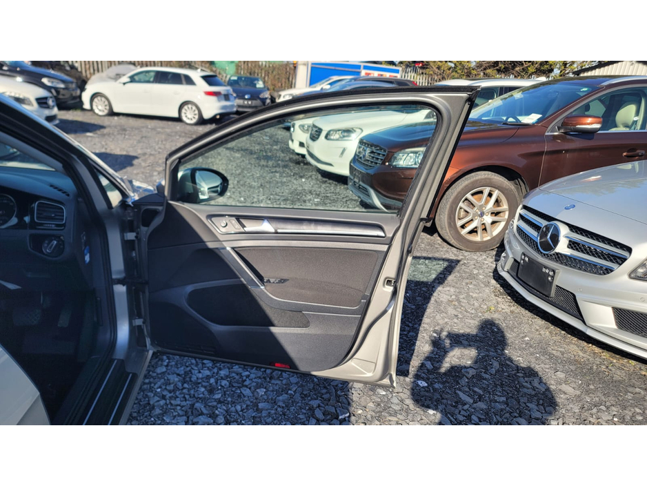 2013 Volkswagen Golf - image 12