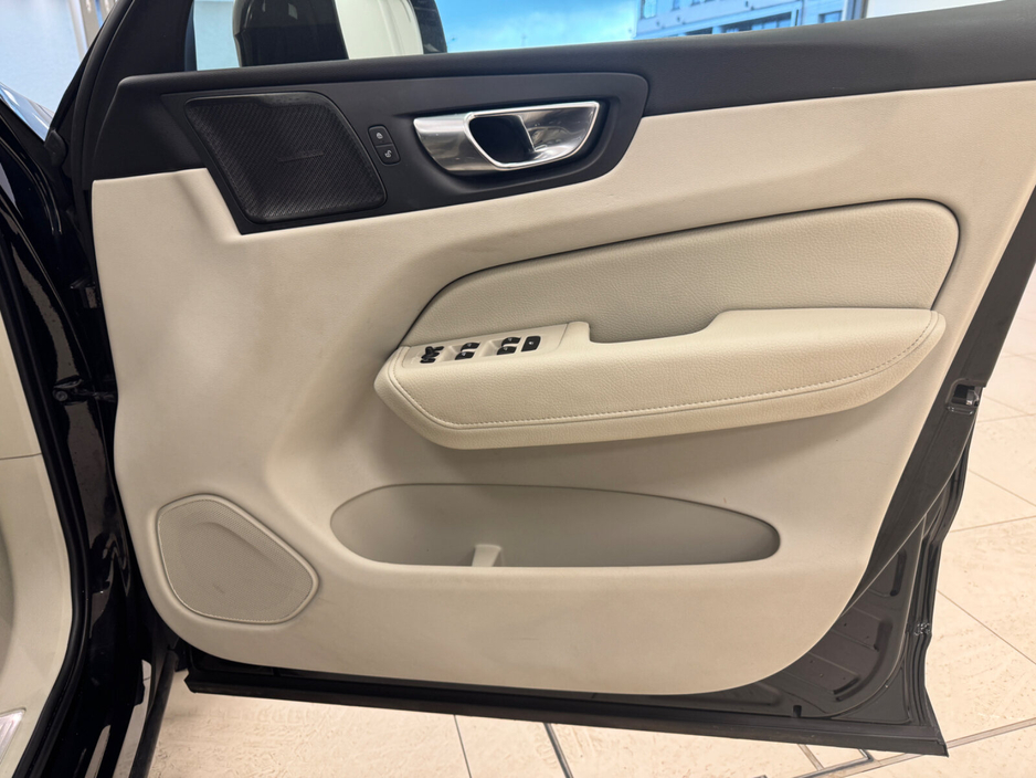 2021 Volvo XC60 - image 5
