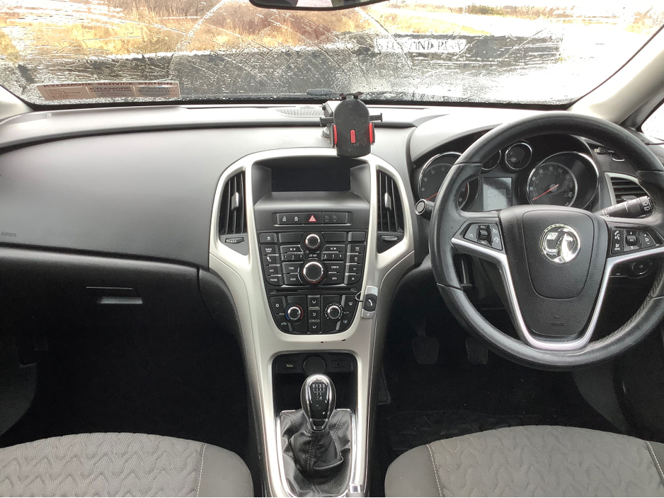 2014 Vauxhall Astra - image 3