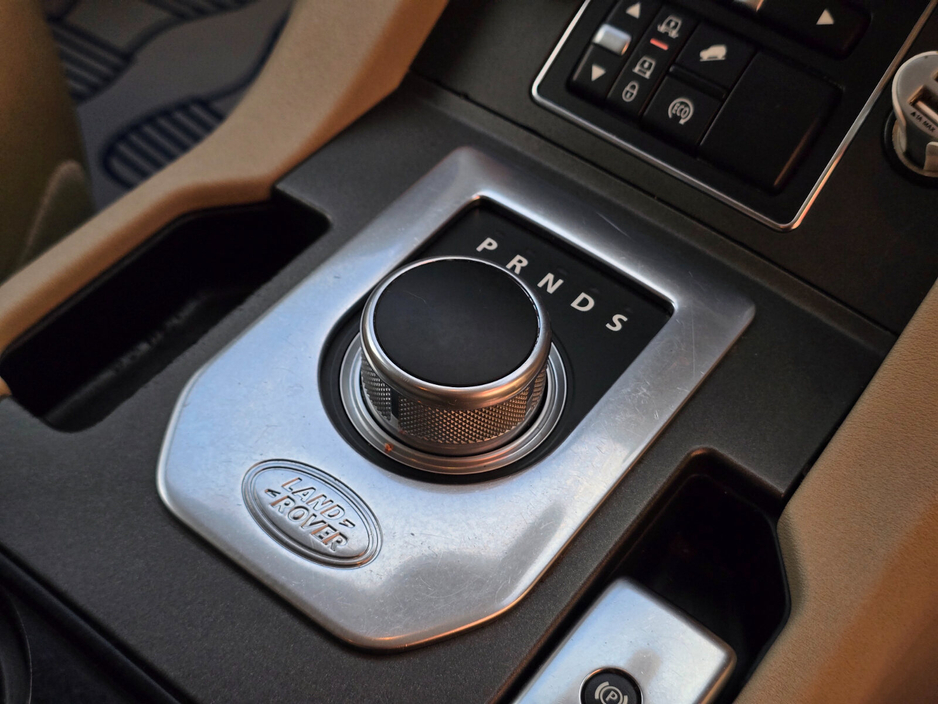 2014 Land Rover Discovery - image 36