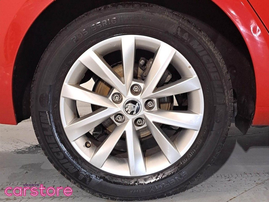 2021 Skoda Octavia - image 9