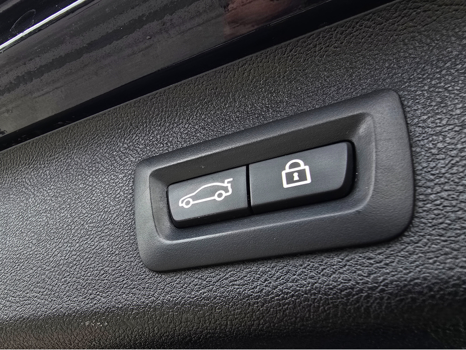 2017 BMW 5 Series - image 37