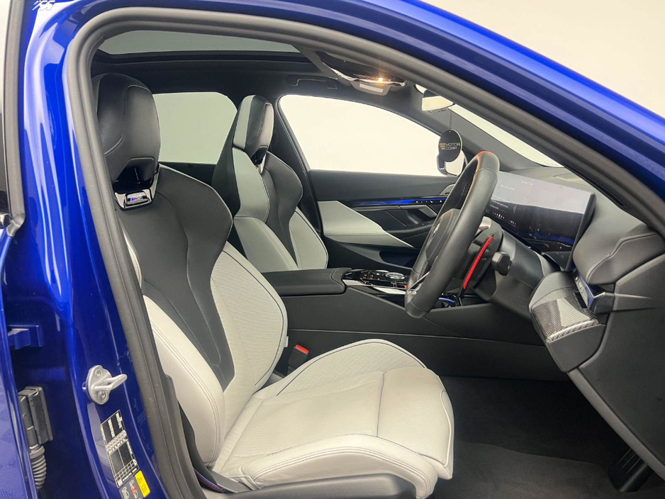 2025 BMW M5 M5 4.4 PHEV 727HP MARINA BAY €127,990