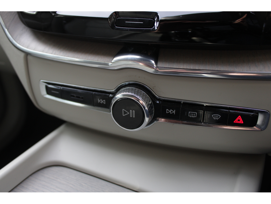 2020 Volvo XC60 - image 15