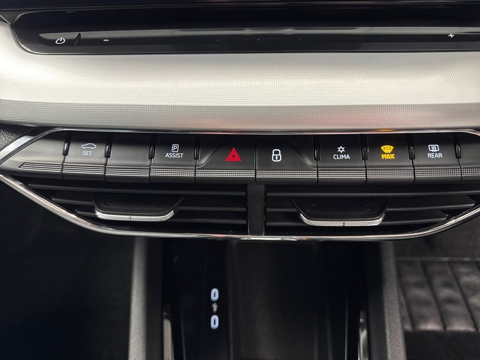 2023 Skoda Octavia - image 21