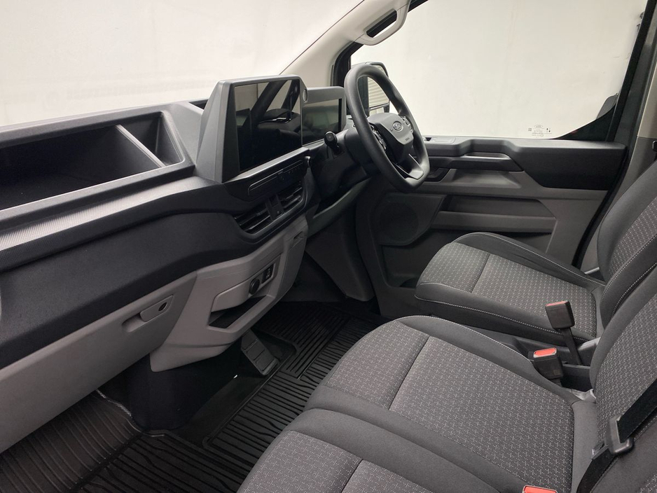 2025 Ford Transit Custom - image 2