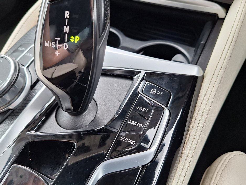 2023 BMW 5 Series - image 23