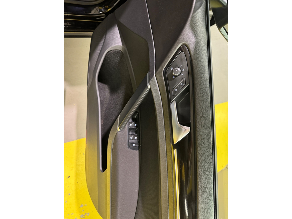 2016 Volkswagen Golf - image 29