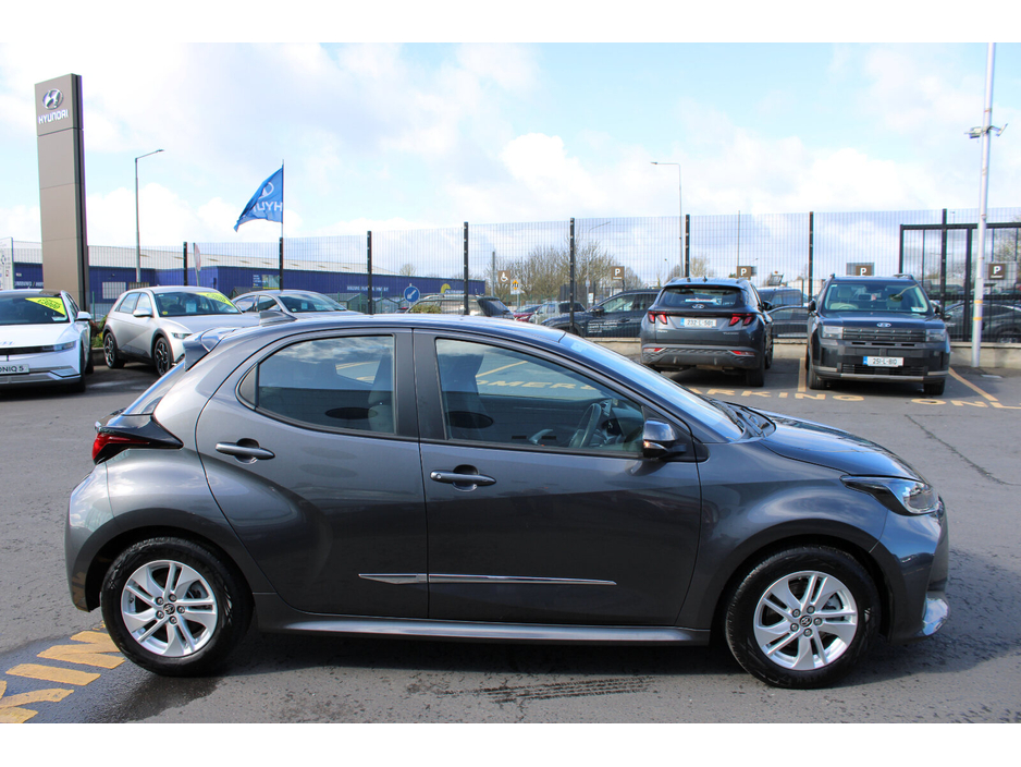 2024 Toyota Yaris - image 6