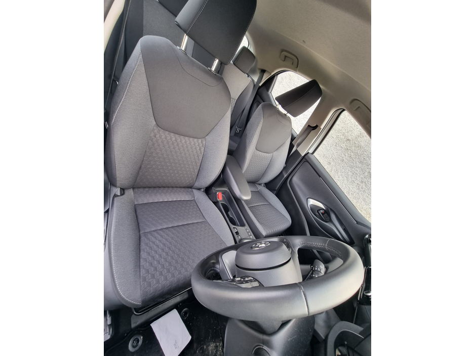2024 Toyota Yaris - image 30