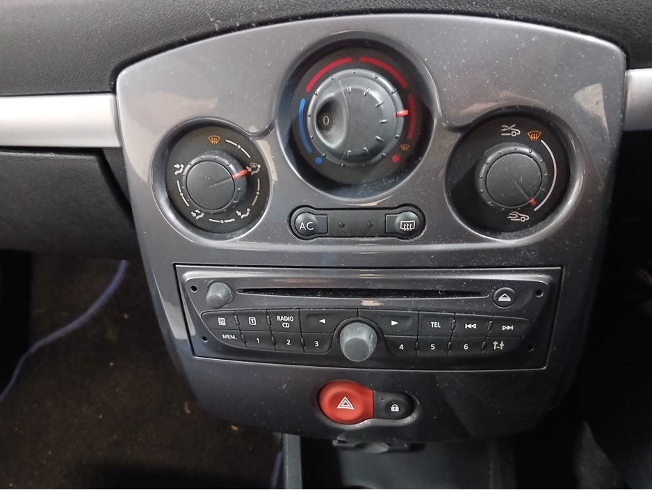 2012 Renault Clio - image 6