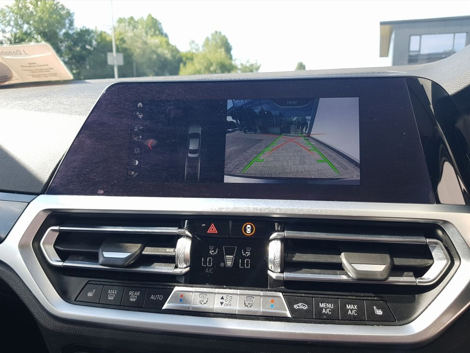 2021 BMW 3 Series - image 8