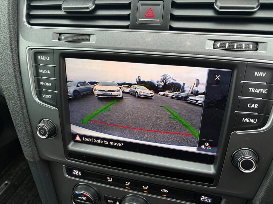 2015 Volkswagen Golf  €13,490