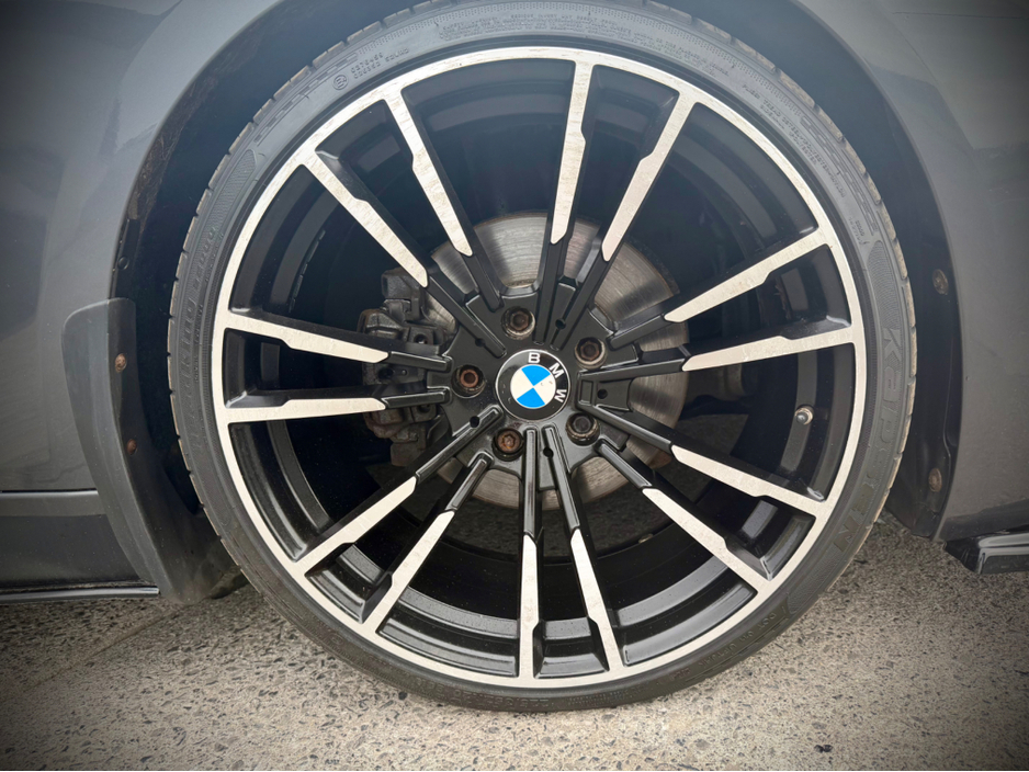 2017 BMW 3 Series - image 12