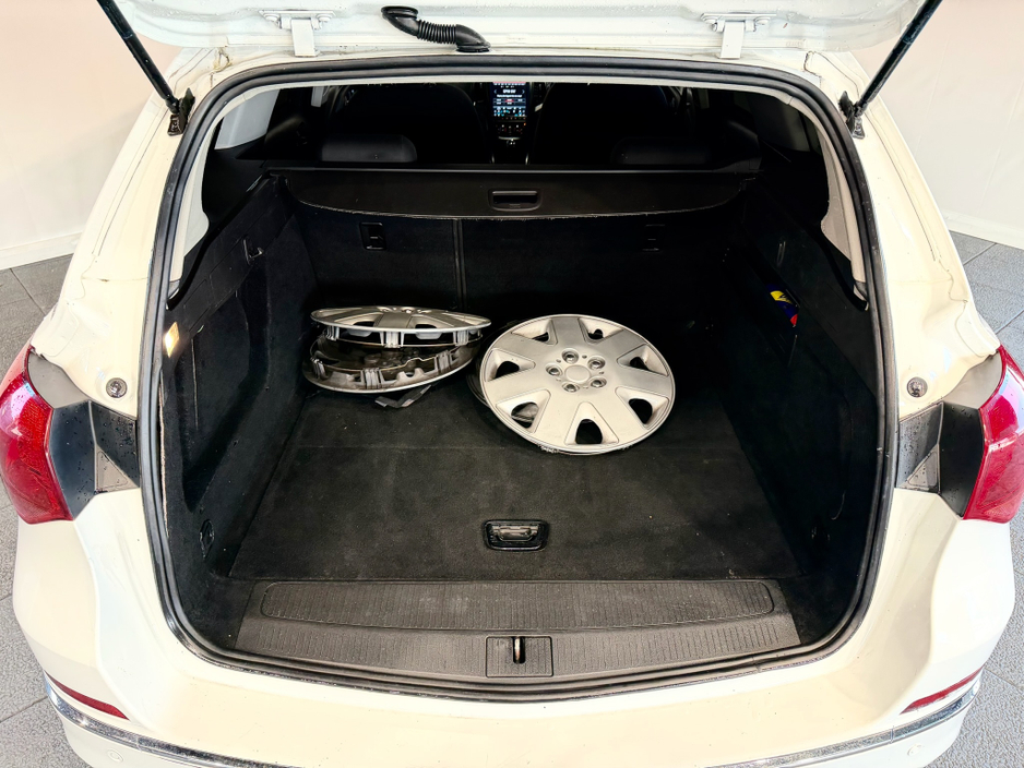 2012 Opel Astra - image 7