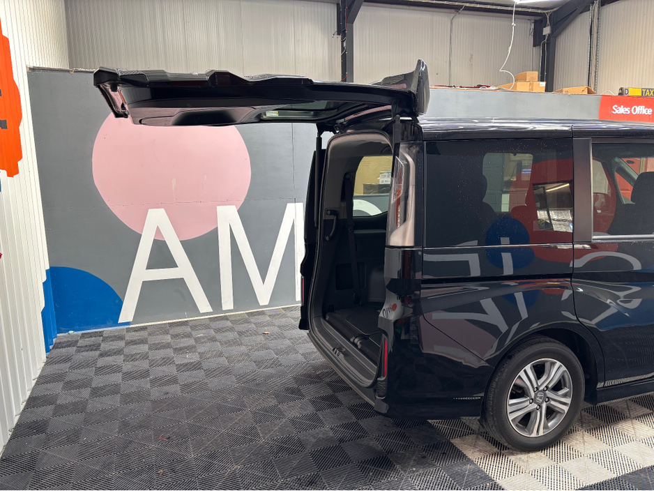 2021 Honda Stepwagon - image 4