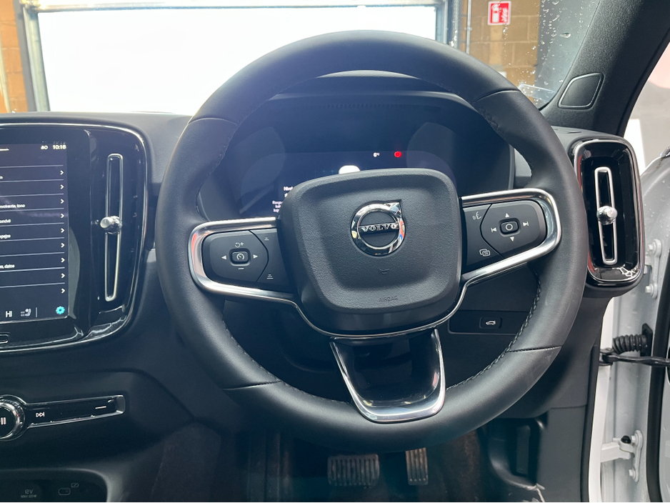 2023 Volvo XC40 - image 10