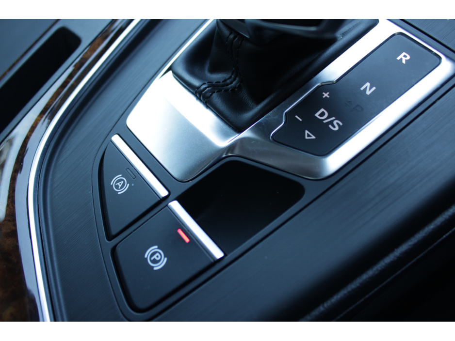 2016 Audi A4 - image 18