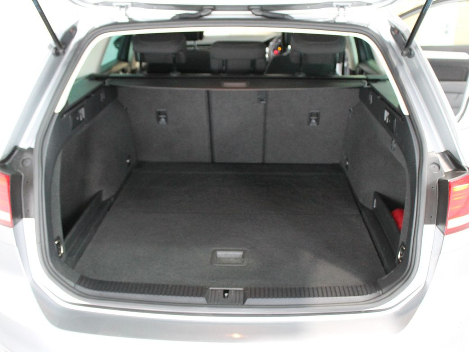 2019 Volkswagen Passat - image 14