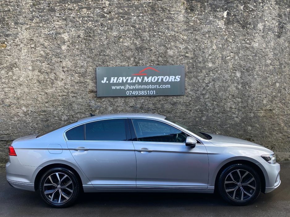 2020 Volkswagen Passat - image 3