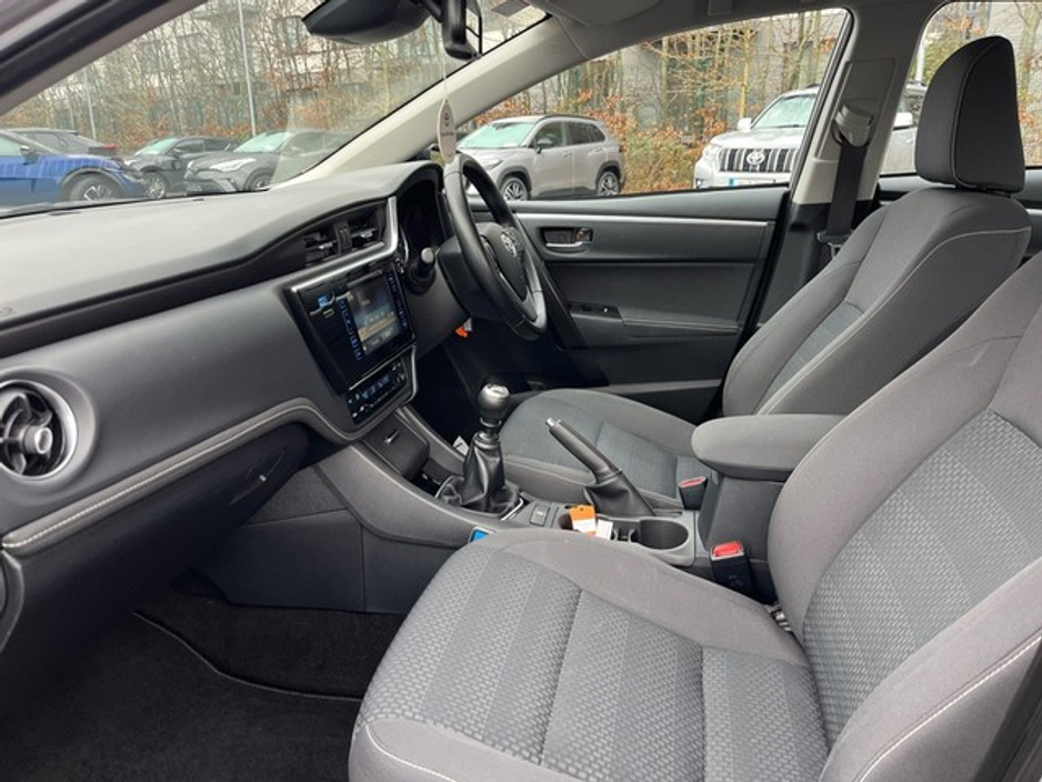 2018 Toyota Corolla - image 6