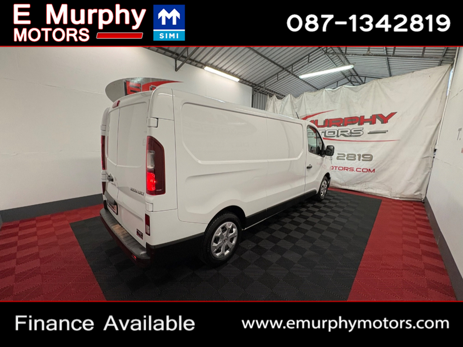 2022 Renault Trafic - image 4