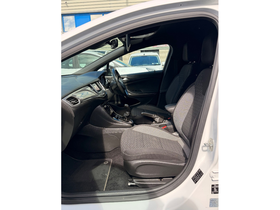 2021 Opel Astra - image 13