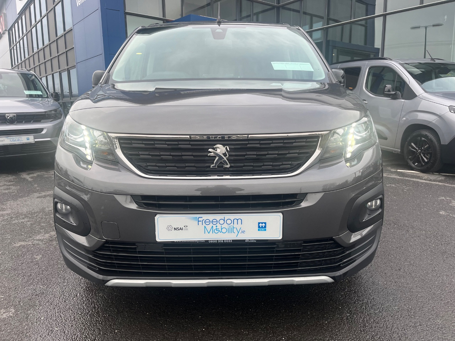 2024 Peugeot Rifter - image 2