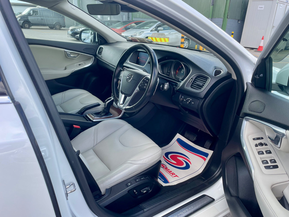 2018 Volvo V40 - image 14