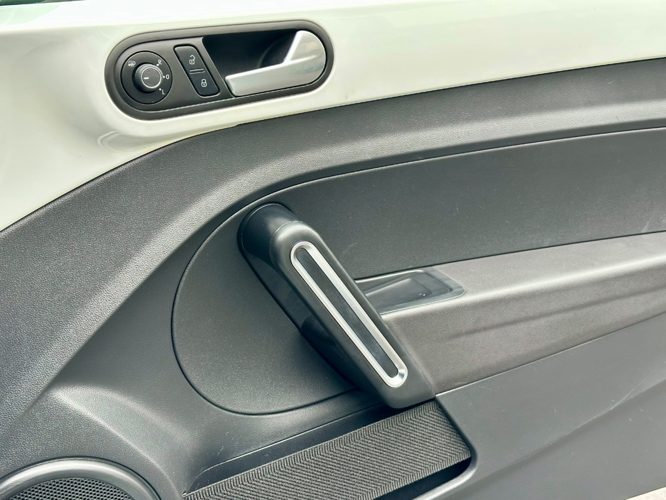 2016 Volkswagen Beetle - image 10