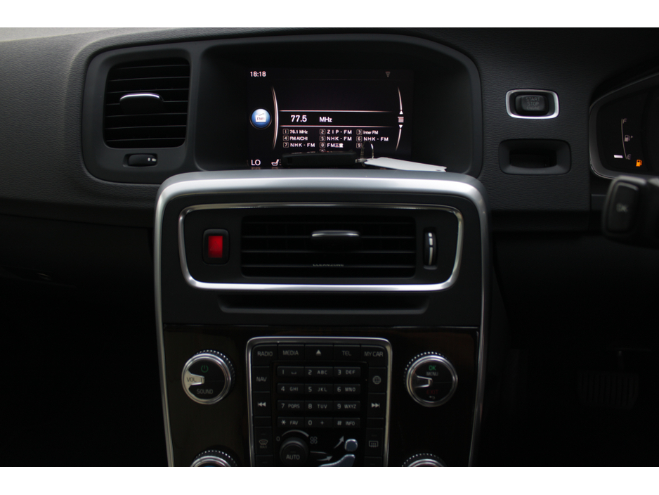 2017 Volvo V60 - image 13