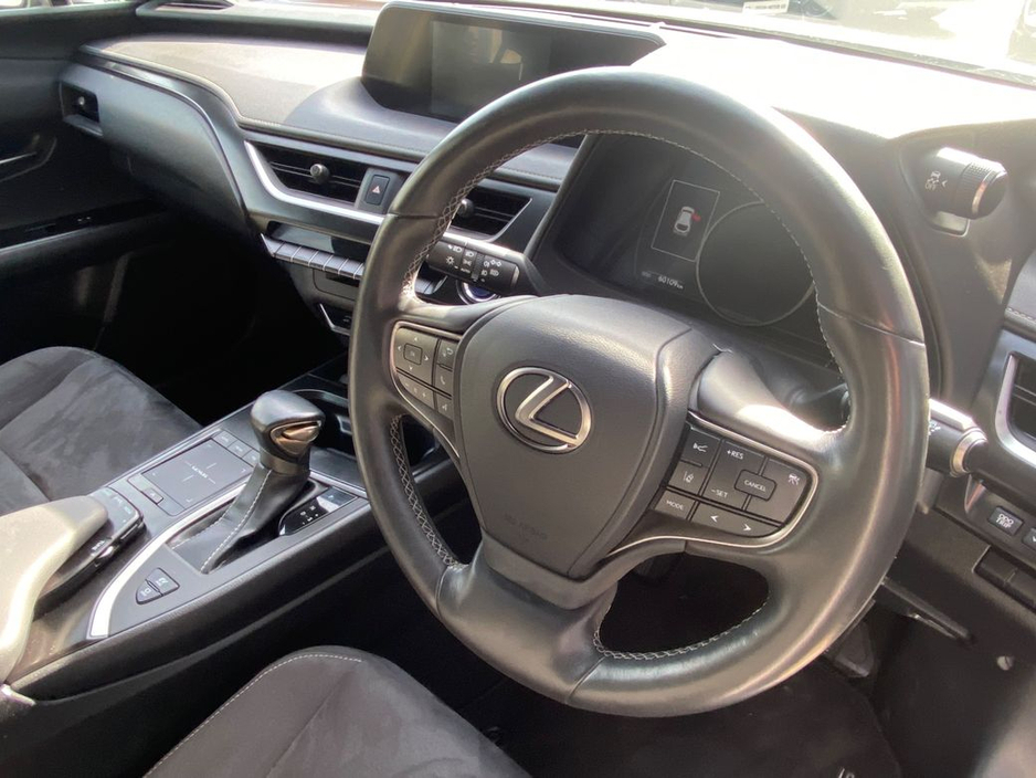 2020 Lexus UX 250 H - image 18