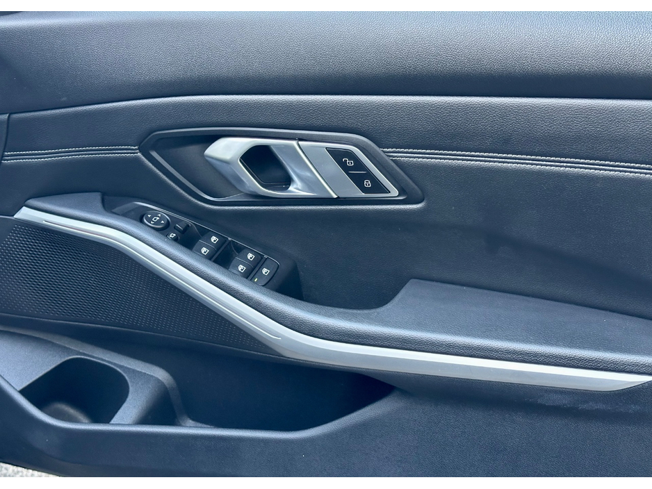 2019 BMW 3 Series - image 16