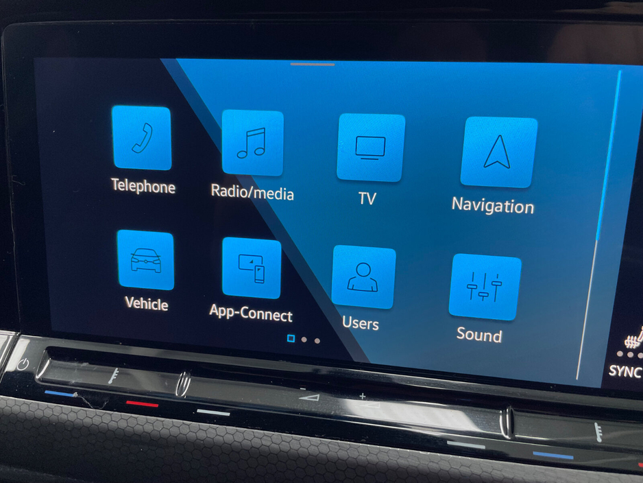 2022 Volkswagen Golf - image 12