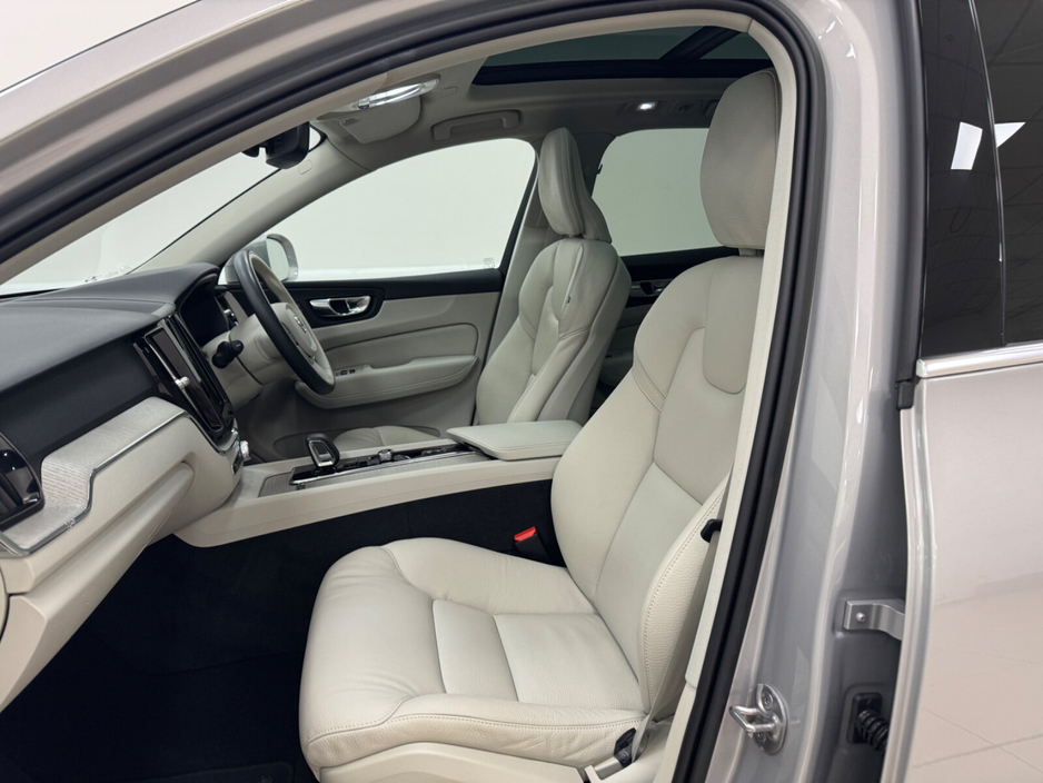 2023 Volvo XC60 T6 Recharge PHEV 350hp AT8 Core €53,500