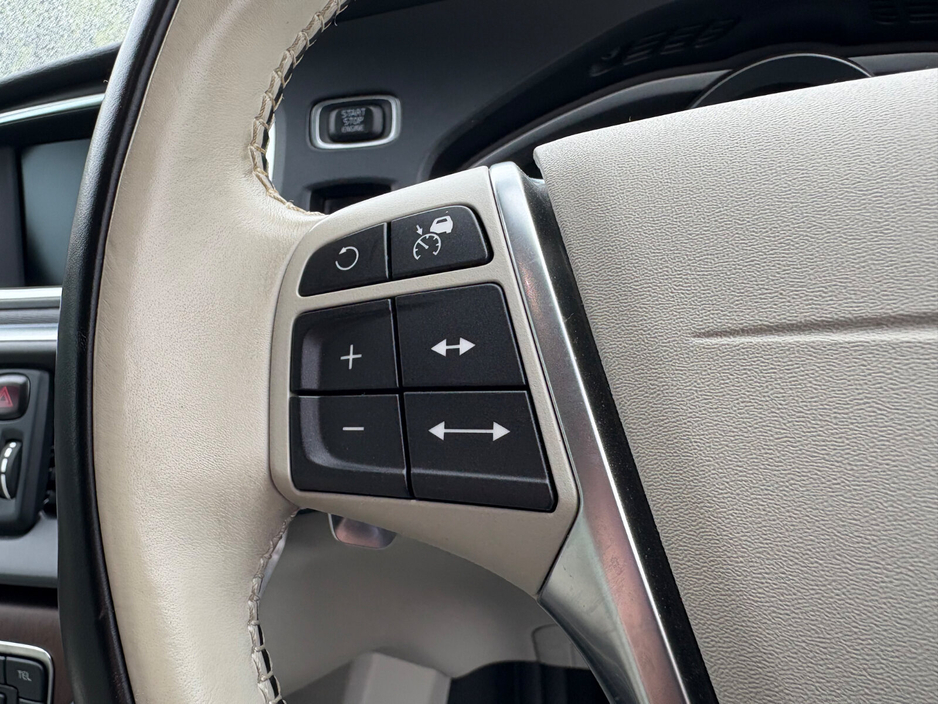 2017 Volvo V40 - image 25