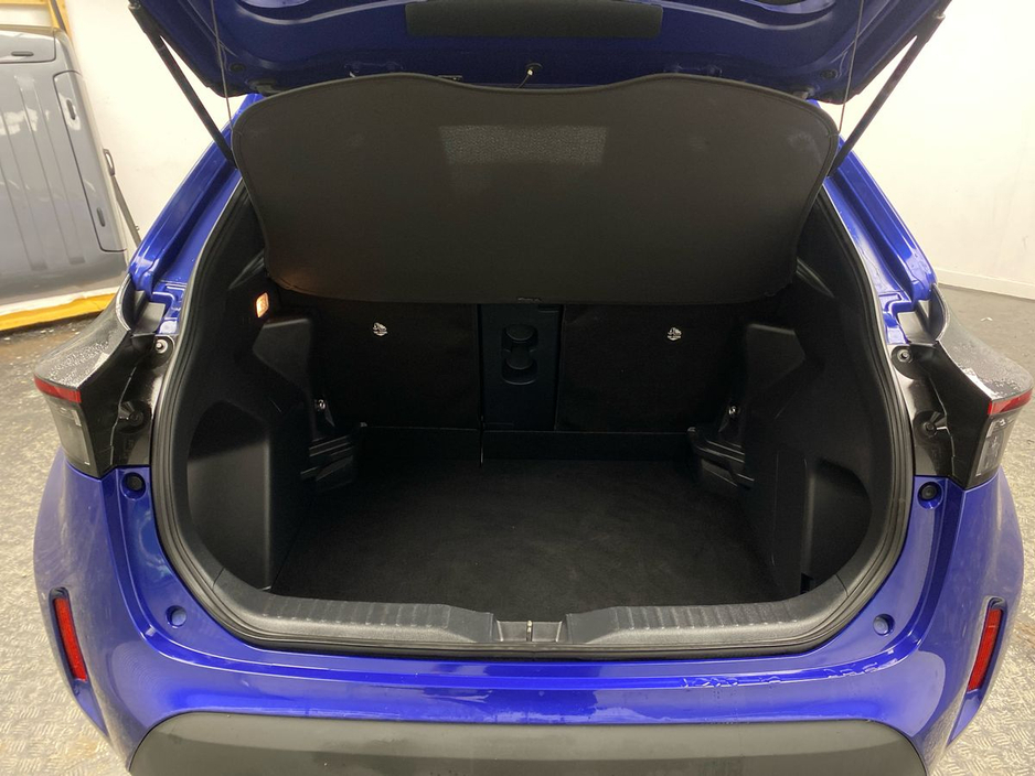 2023 Toyota Yaris - image 9