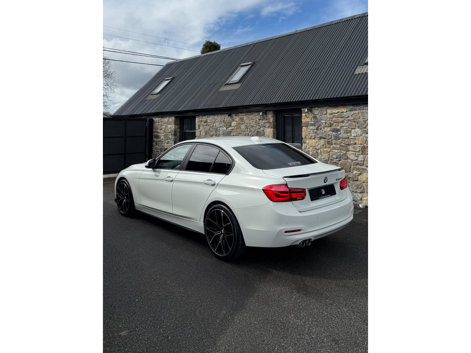 2017 BMW 3 Series - image 4