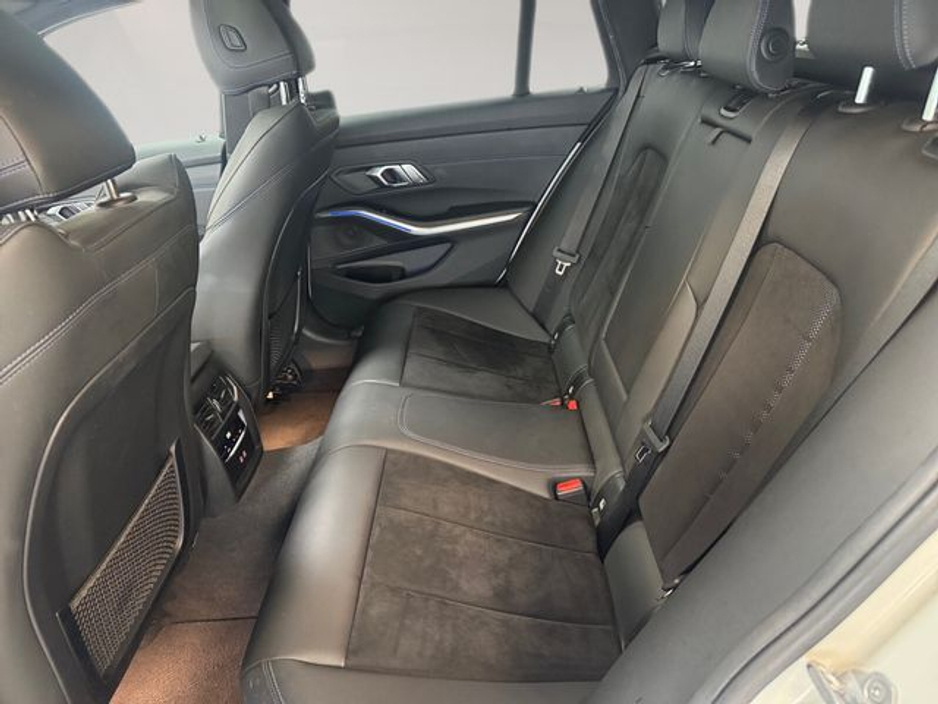 2021 BMW 3 Series - image 17