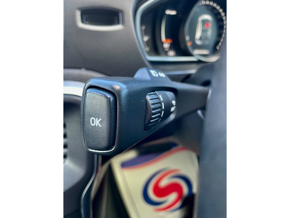 2019 Volvo V40 - image 30