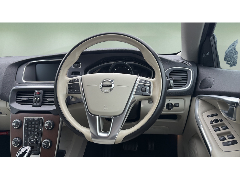 2017 Volvo V40 - image 24