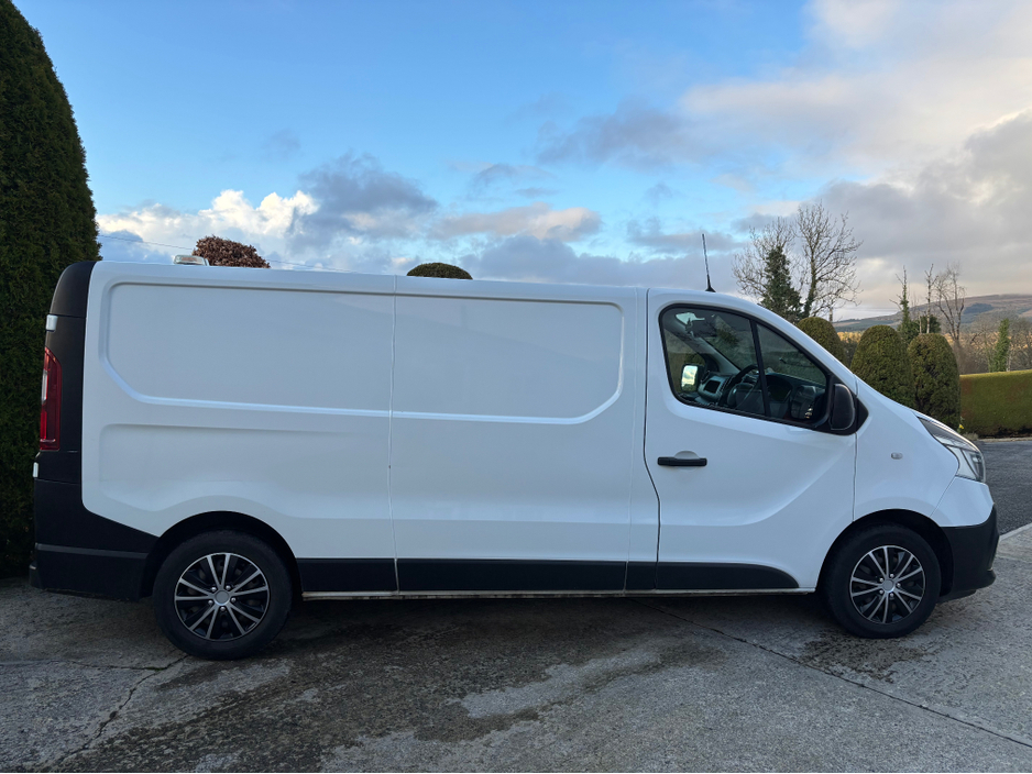 2020 Renault Trafic - image 5