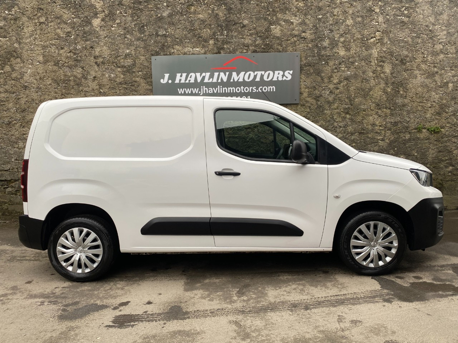 2021 Peugeot Partner - image 2