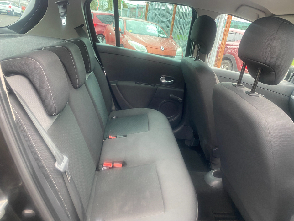 2011 Renault Clio - image 10