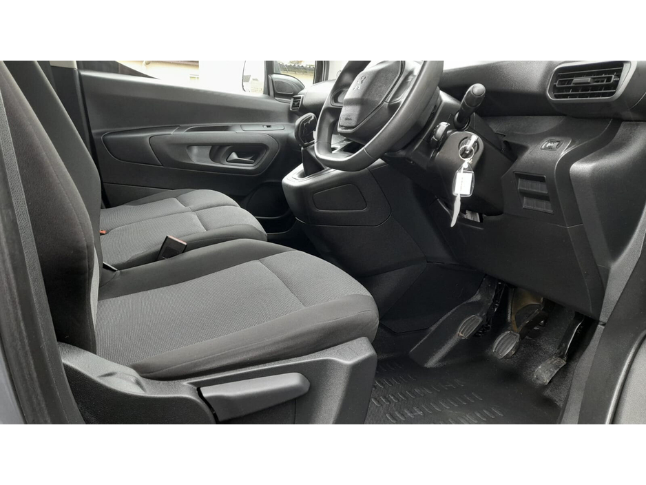 2021 Peugeot Partner - image 6